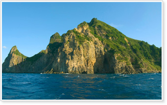 画像：口之島の美しい海、背景には絶壁が